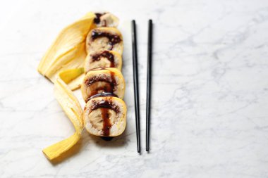 Muzlu suşi. Çilek ve çikolata ile Suşi rulo.