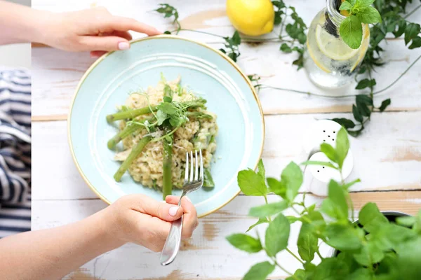 Woman eats .A woman in a restaurant. The woman eats a tasty light dish. — ストック写真