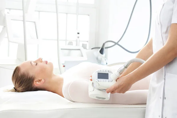 Endermologie, vacuümmassage met het hoofd. Slimming behandeling voor dijen — Stockfoto