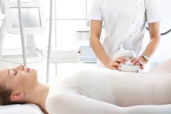Płaski żołądek, kobieta podczas masażu próżniowego przy użyciu profesjonalnego urządzenia. Endermologia — Zdjęcie stockowe