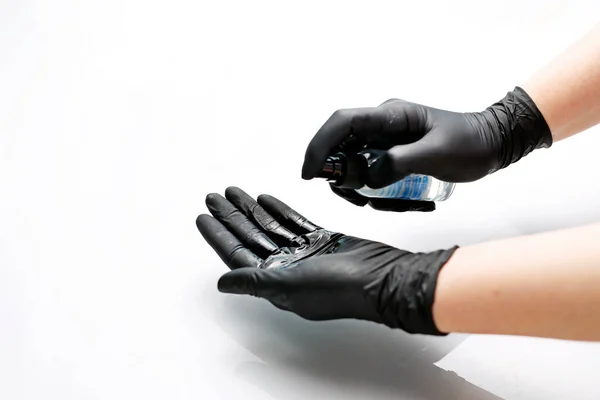 手の消毒と衛生 女性はアルコールベースの抗菌液で適切な手の消毒の段階を示しています 手の消毒と衛生 — ストック写真
