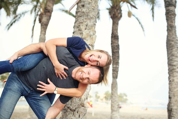Joyeuses Vacances Couple Souriant Sur Plage Détente Sous Les Palmiers — Photo