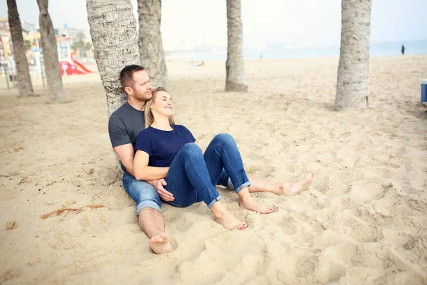 Vacances Romantiques Sur Une Plage Ensoleillée Couple Sur Plage Heureux — Photo