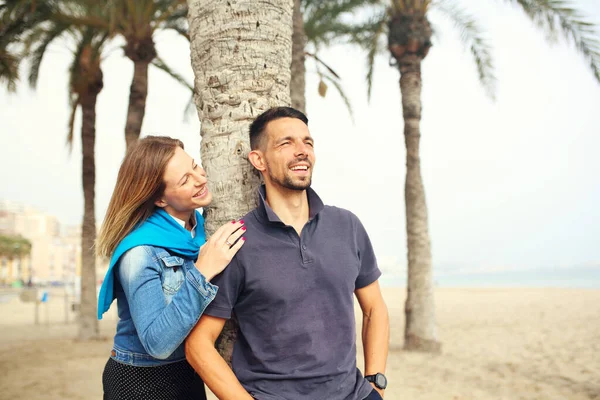 Couple Sur Plage Vacances Romantiques Sur Une Plage Ensoleillée — Photo