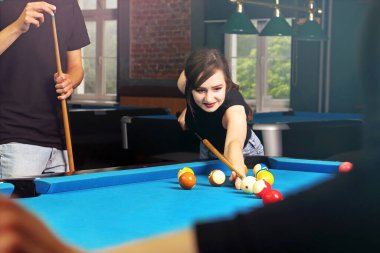Bilardo oyunu. Bir kadın ve bir adam kulüpte bilardo oynuyorlar.