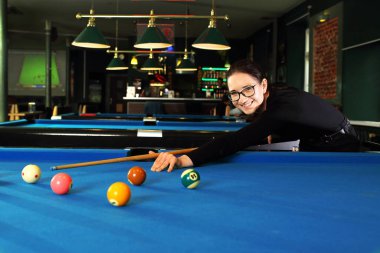 Bilardo oyunu. Kadın bilardo oynuyor..