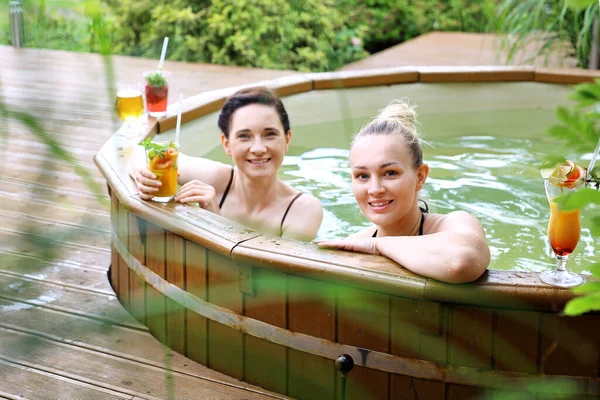 Bad Een Tuinbad Twee Mooie Vrouwen Genieten Van Een Ontspannend — Stockfoto