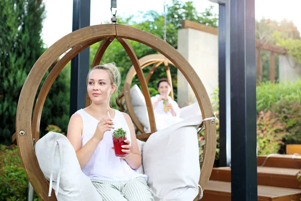 Ontspan Vakantie Twee Vrouwen Ontspannen Tuin Van Het Hotel — Stockfoto