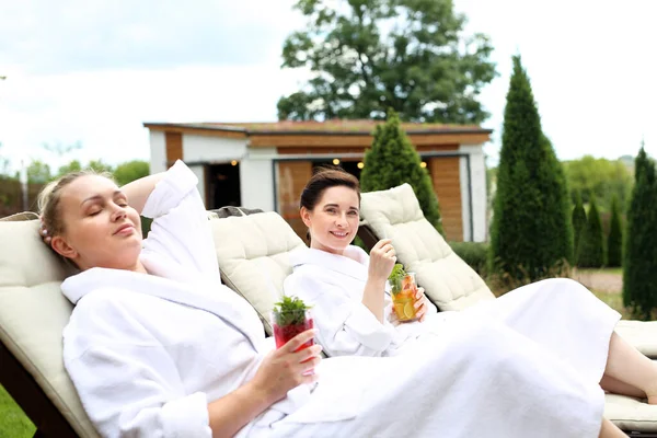 Twee Vrouwen Ontspannen Ligstoelen Een Zonnige Zomerdag Zomervakantie — Stockfoto