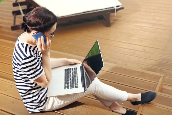 Arbeit Hause Geschäftsfrau Arbeitet Computer Während Sie Auf Der Terrasse — Stockfoto