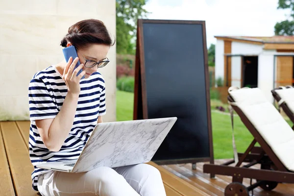 Fernarbeit Außerhalb Des Arbeitsplatzes Eine Frau Arbeitet Computer Und Telefoniert — Stockfoto