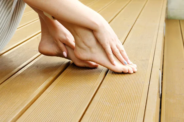 Bare Feet Woman Standing Barefoot Wooden Floor — Stock Photo, Image