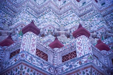 Bangkok, Tayland için şafak ünlü turizm Tapınağı olarak da adlandırılan Wat arun merkezi pagoda, ayrıntılı
