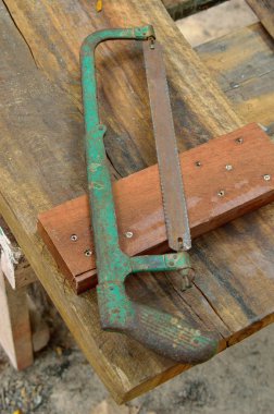 Tezgah üzerine ayrıntılı bir paslı ağaç kesme gördüm.