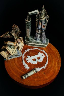 para bir uzay mekiği şeklinde dizilir. Bitcoin uyuşturucu şeklinde sembolü. Buruşuk banknotlar