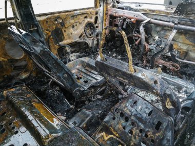 Yolda yanmış araba