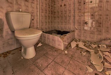 Terk edilmiş bir otelde kırık bir banyo.