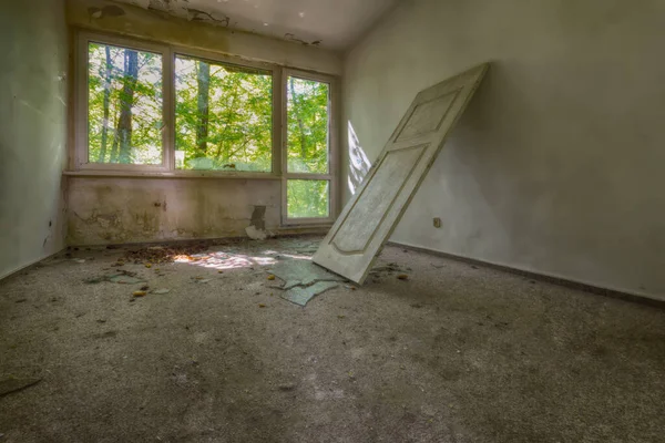Zniszczony Pokój Opuszczonym Hotelu — Zdjęcie stockowe
