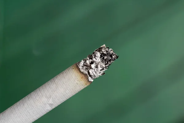 Fumar Cigarrillo Sobre Fondo Verde Con Ceniza — Foto de Stock