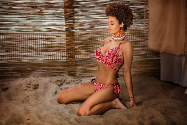 Beauty Fotografie Přírodní Dívka Afro Ležící Písku — Stock fotografie