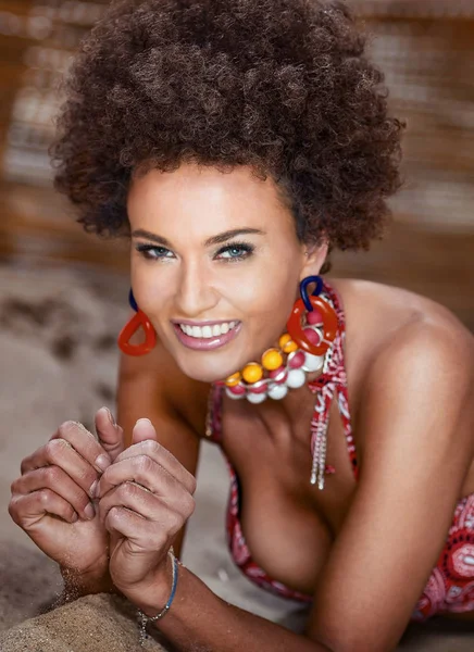 Portrait Beauté Fille Naturelle Avec Afro Jouer Avec Sable — Photo