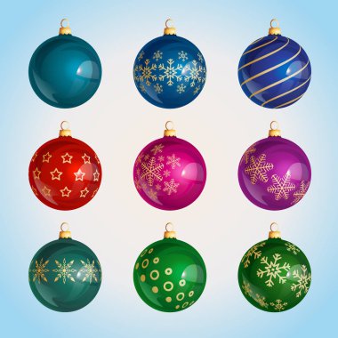 Kar tanesi desenli farklı renklerde noel baloları, mutlu noeller ve kış arkaplanda kırmızı fiyonklar.