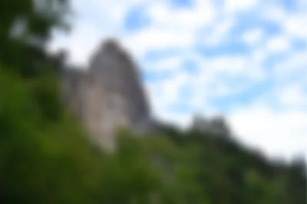 Landschap met een berg tegen een blauwe hemel met wolken — Stockvector