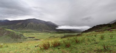 Chulyshman'ın vadi uykumda.