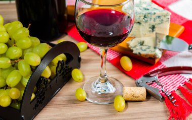 peynir ve üzüm şarap tablo