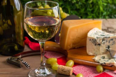 peynir ve üzüm şarap tablo