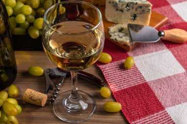 peynir ve üzüm şarap tablo