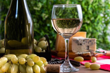 peynir ve üzüm şarap tablo