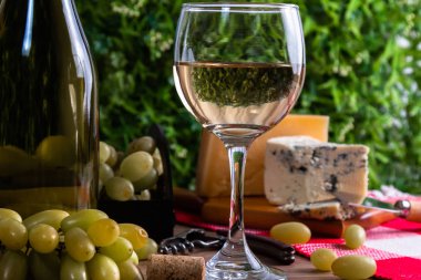 peynir ve üzüm şarap tablo