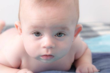 oynamak ve mutlu gülen bebek