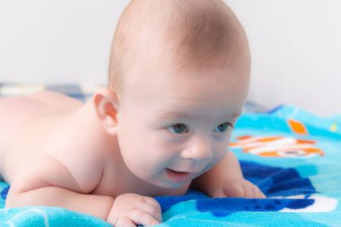 oynamak ve mutlu gülen bebek