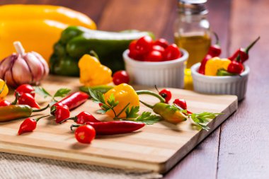 biber domates, sarımsak ve zeytinyağı karışımı.