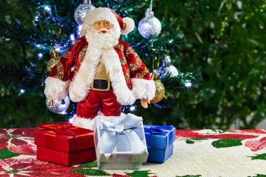 Herkes için hediyeler getiren Santa.