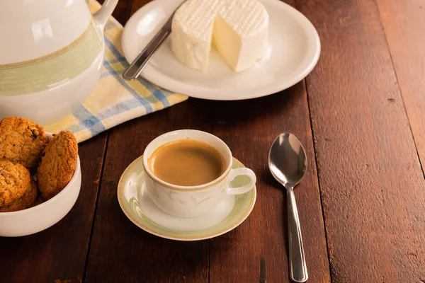 Frühstückstisch Mit Italienischem Brot Und Käse — Stockfoto