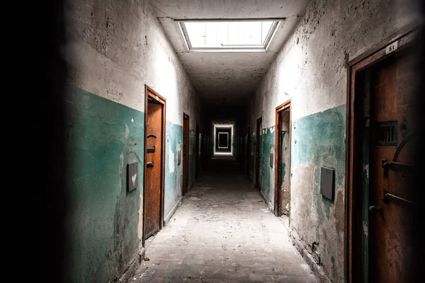 Жуткий Коридор Старой Тюрьмы Заброшенной Давным Давно — стоковое фото