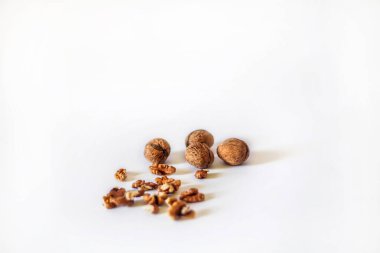 Beyaz arka planda fındıklar. Ceviz ve ceviz. Taze ceviz. Pazarda ceviz satışı. Doğranmış ceviz. İzole edilmiş fındık. Fındık arka planı. Farklı fındıklar. Beyaz arkaplanda ceviz çekirdekleri.