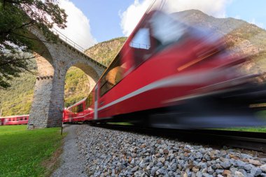Brusio sarmal viyadük Unesco peyzaj Bernina demiryolu hattı boyunca altında geçen tren. Val Poschiavo, Graubuenden, İsviçre.