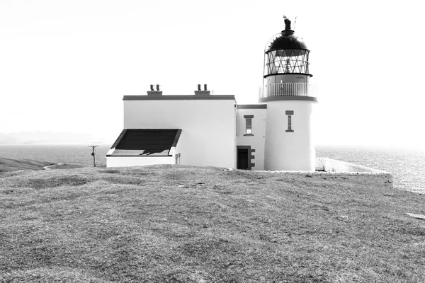 Lighthouse with sea in black and white — Stock Photo, Image