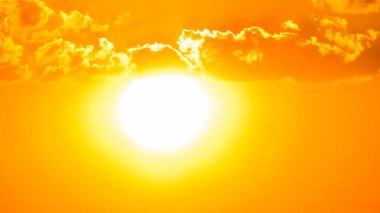 Güzel bir günbatımı güzel ve misteiroso sahne Brezilya nordete tırtıklı biome üzerinde oluşturma turuncu altın bulutlar gökyüzü