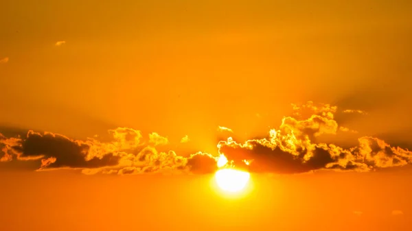 Pôr Sol Lindo Céu Laranja Nuvens Douradas Criando Cenário Bonito — Fotografia de Stock