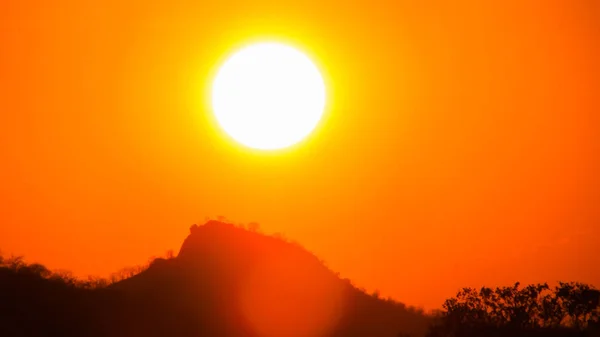 Закат Красивого Неба Оранжево Золотистые Облака Создающие Красивый Мимолетный Пейзаж — стоковое фото