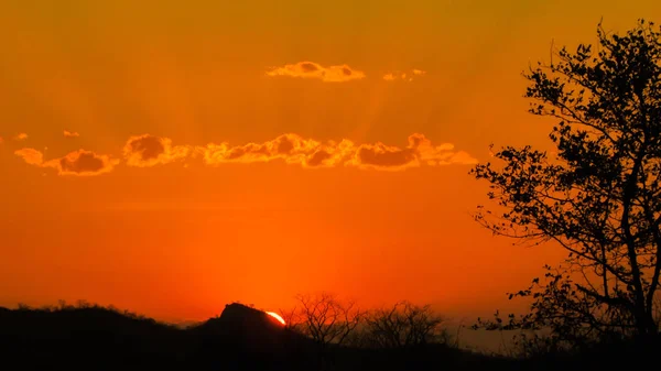 Západ Slunce Krásné Nebe Oranžové Zlaté Mraky Vytvoření Krásné Misteiroso — Stock fotografie