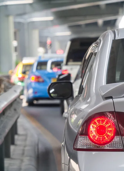 Congestão de automóveis sob a auto-estrada — Fotografia de Stock