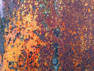 Eski boyalı metal yüzeyi sarı boya ve pas ile