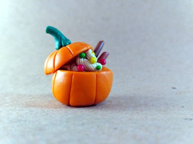 Bir kaba kağıt üzerinde bir kabak spice tatlı krema, şeker ve tarçın ile kil figürü modelleme 