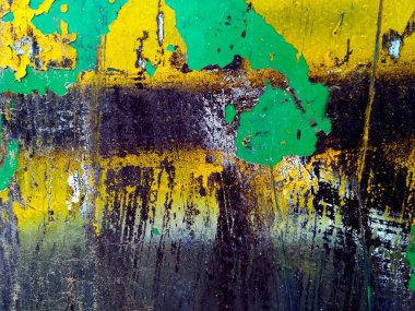Eski boyalı metal yüzeye çizikler ile katmanlı boyayla yeşil, sarı ve siyah